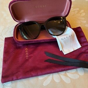 Gucci Elegant Black Sunglasses
